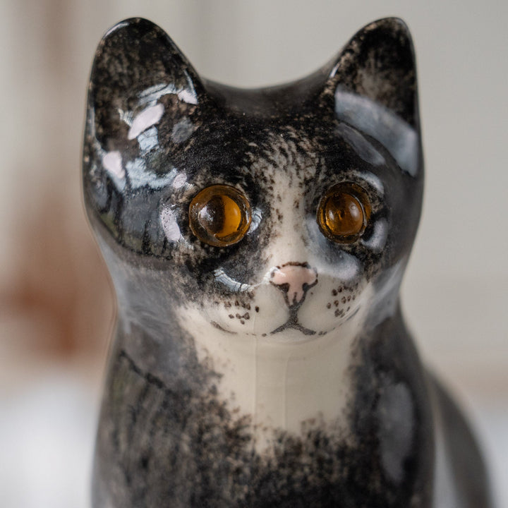 【Winstanley Cat ウィンスタンレイ キャット】両足をきゅっと揃えた上品な佇まい タキシード 白黒猫 /25L-A