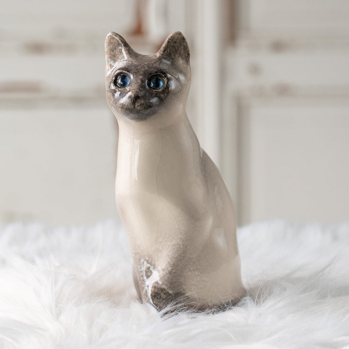 【Winstanley Cat ウィンスタンレイ キャット】両足をきゅっと揃えた上品な佇まい ブルーアイ サイアミーズ シャム猫 /25L
