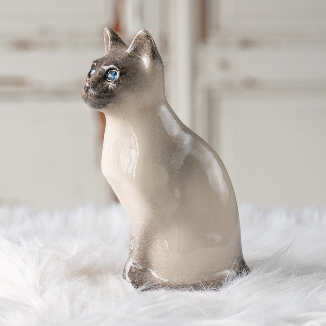【Winstanley Cat ウィンスタンレイ キャット】両足をきゅっと揃えた上品な佇まい ブルーアイ サイアミーズ シャム猫 /25L