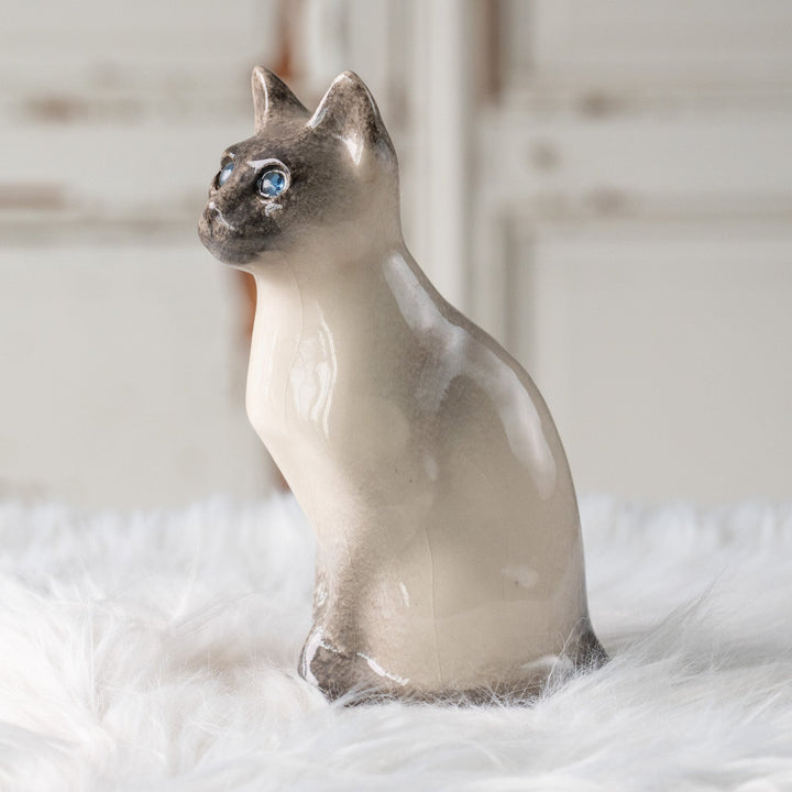 【Winstanley Cat ウィンスタンレイ キャット】両足をきゅっと揃えた上品な佇まい ブルーアイ サイアミーズ シャム猫 /25L