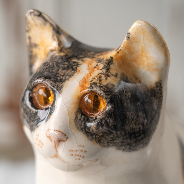 【Winstanley Cat ウィンスタンレイ キャット】しっぽマフラーのフォルムが可愛らしい キャリコ 三毛猫 /25L