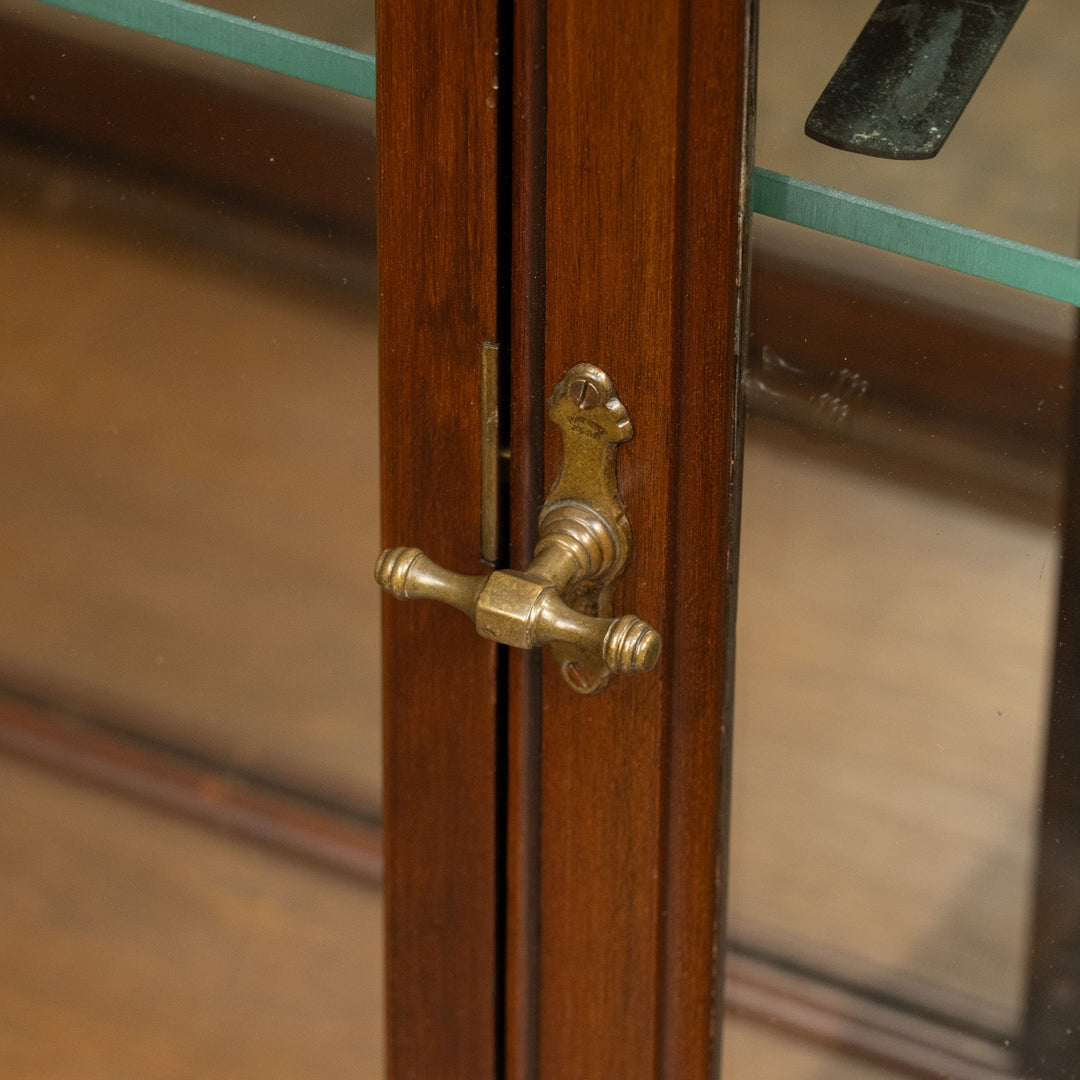 3面ガラス扉で収納品を一際美しく見せる ミラーバック ロータイプ ディスプレイキャビネット /25L