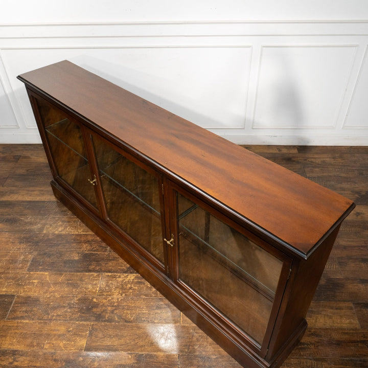 3面ガラス扉で収納品を一際美しく見せる ミラーバック ロータイプ ディスプレイキャビネット /25L