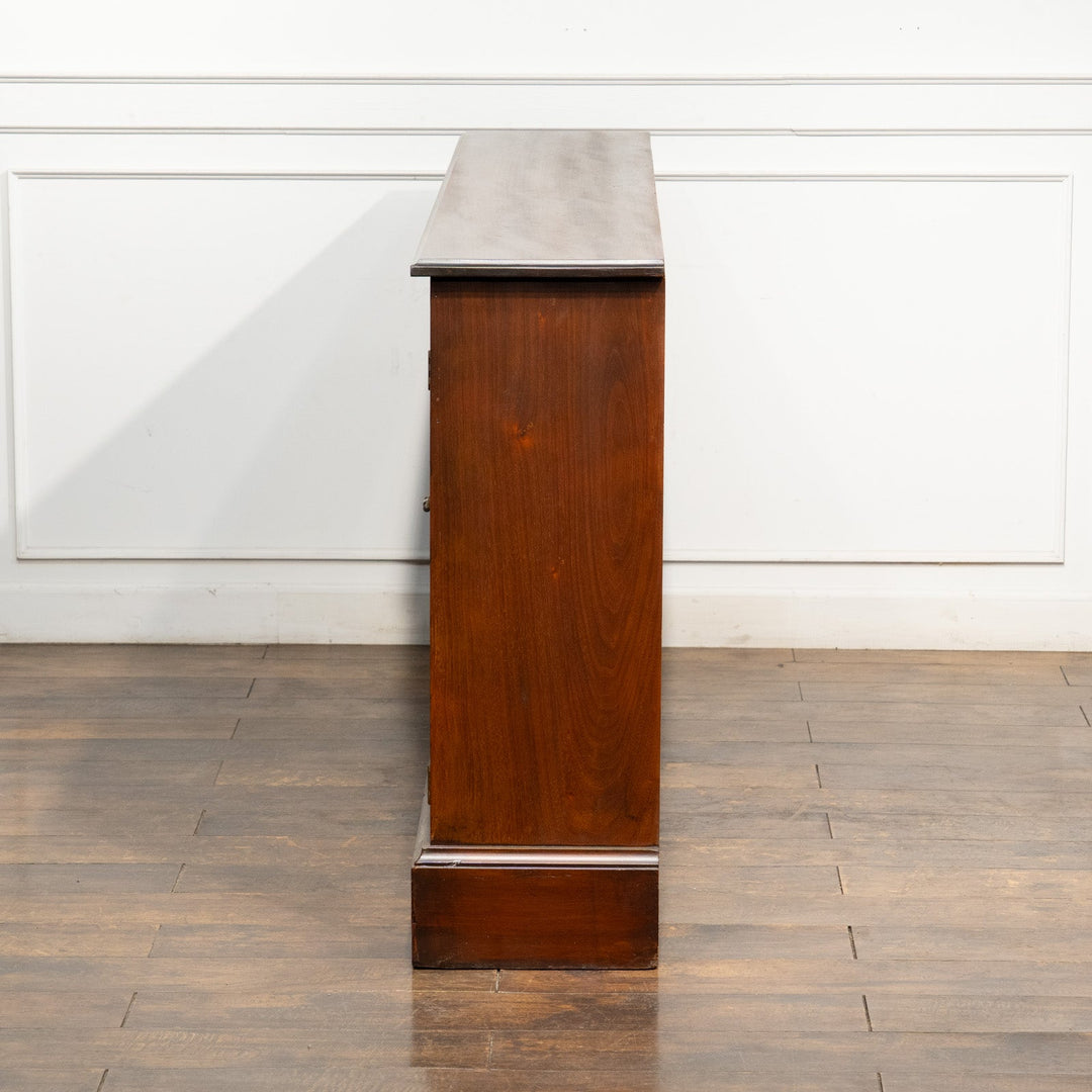 3面ガラス扉で収納品を一際美しく見せる ミラーバック ロータイプ ディスプレイキャビネット /25L