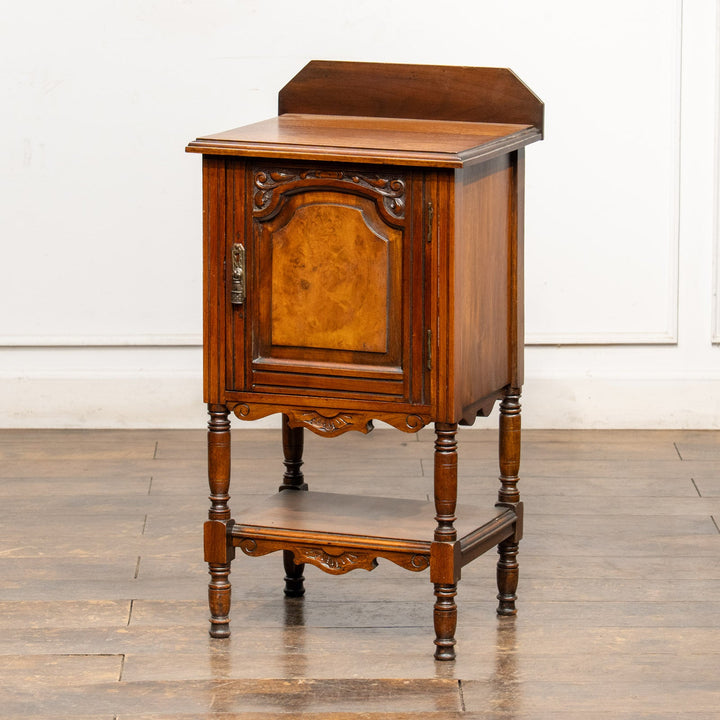 クラシカルで丁寧な浮彫り装飾が目を惹くベッドサイドナイトテーブル /25L