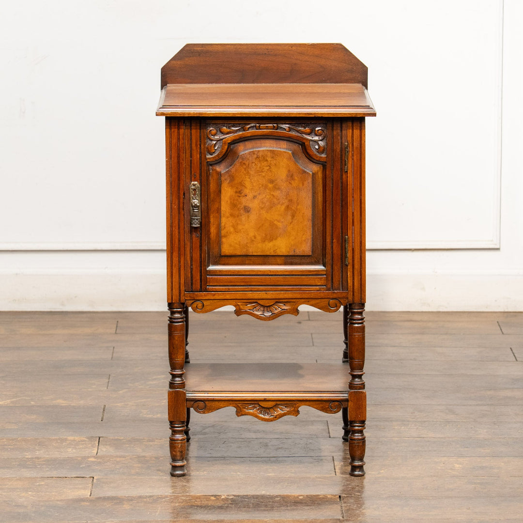 クラシカルで丁寧な浮彫り装飾が目を惹くベッドサイドナイトテーブル /25L