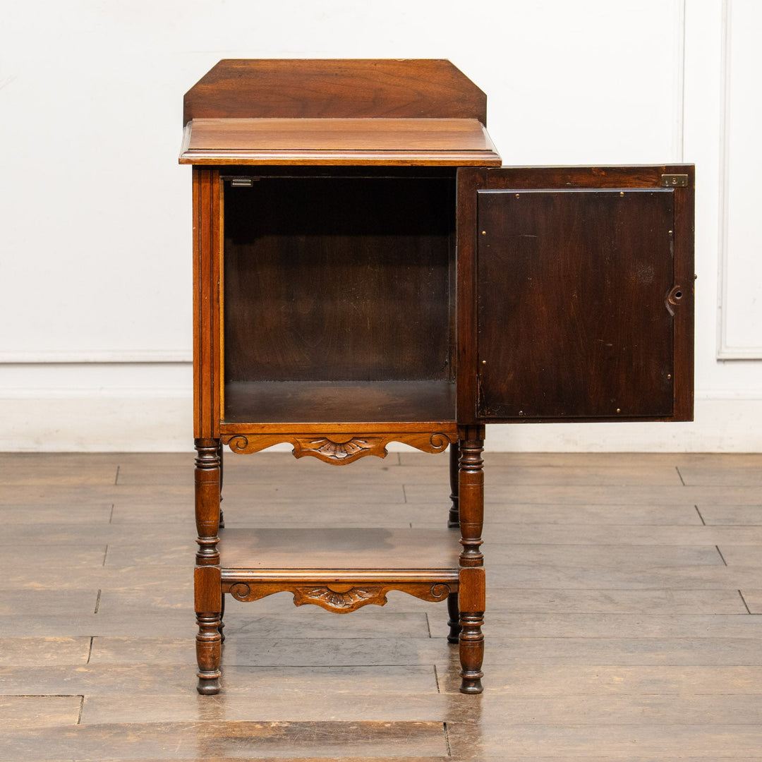 クラシカルで丁寧な浮彫り装飾が目を惹くベッドサイドナイトテーブル /25L