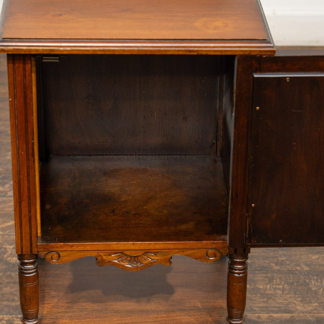 クラシカルで丁寧な浮彫り装飾が目を惹くベッドサイドナイトテーブル /25L