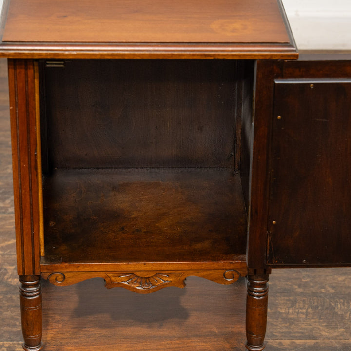 クラシカルで丁寧な浮彫り装飾が目を惹くベッドサイドナイトテーブル /25L