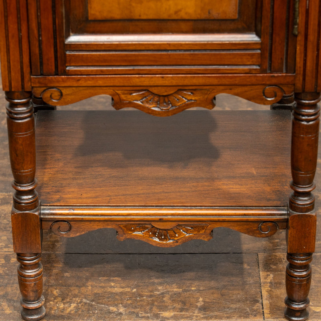 クラシカルで丁寧な浮彫り装飾が目を惹くベッドサイドナイトテーブル /25L