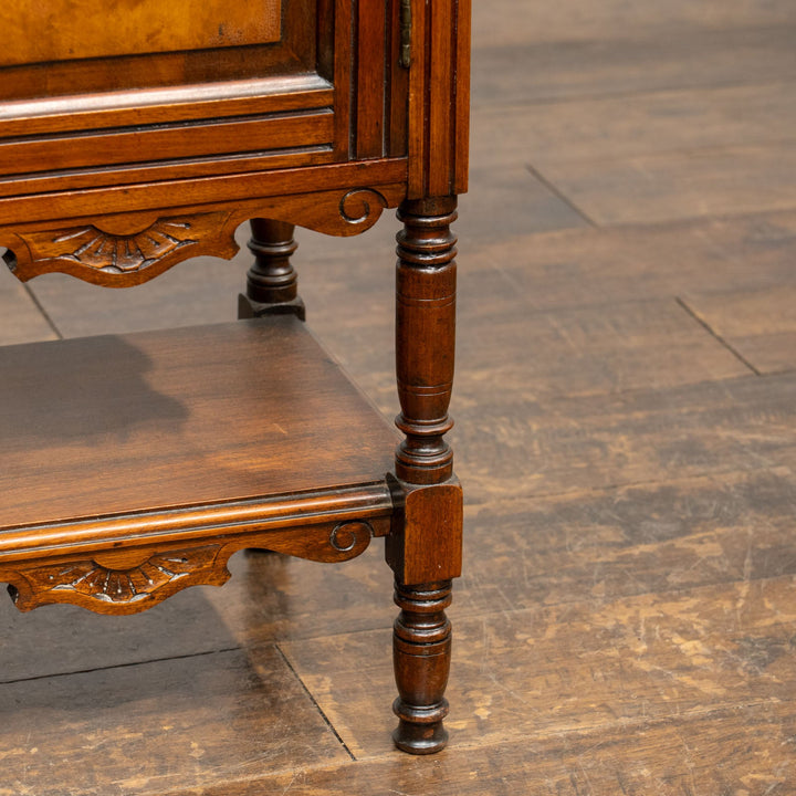 クラシカルで丁寧な浮彫り装飾が目を惹くベッドサイドナイトテーブル /25L