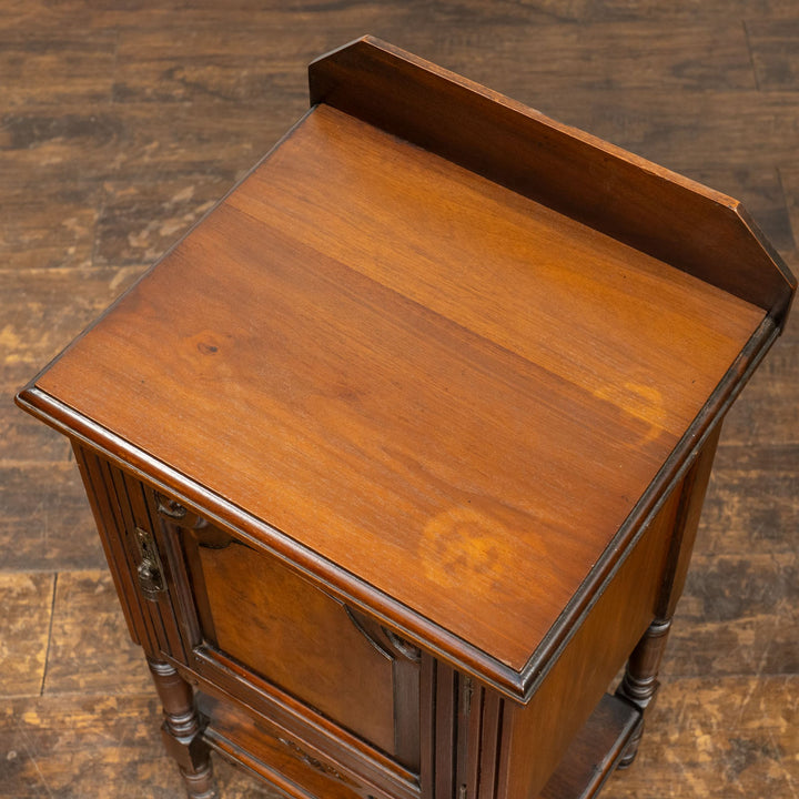 クラシカルで丁寧な浮彫り装飾が目を惹くベッドサイドナイトテーブル /25L