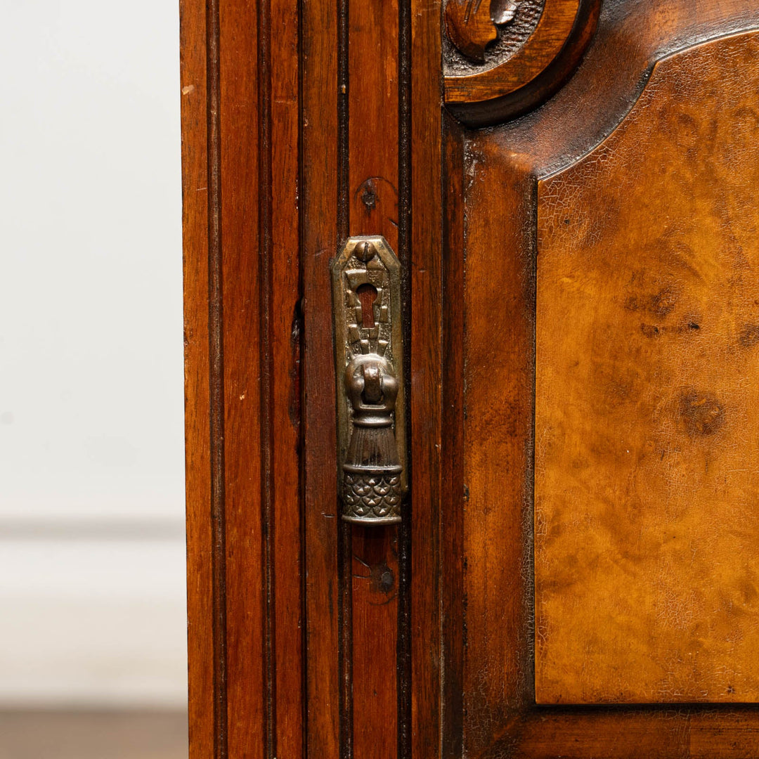 クラシカルで丁寧な浮彫り装飾が目を惹くベッドサイドナイトテーブル /25L