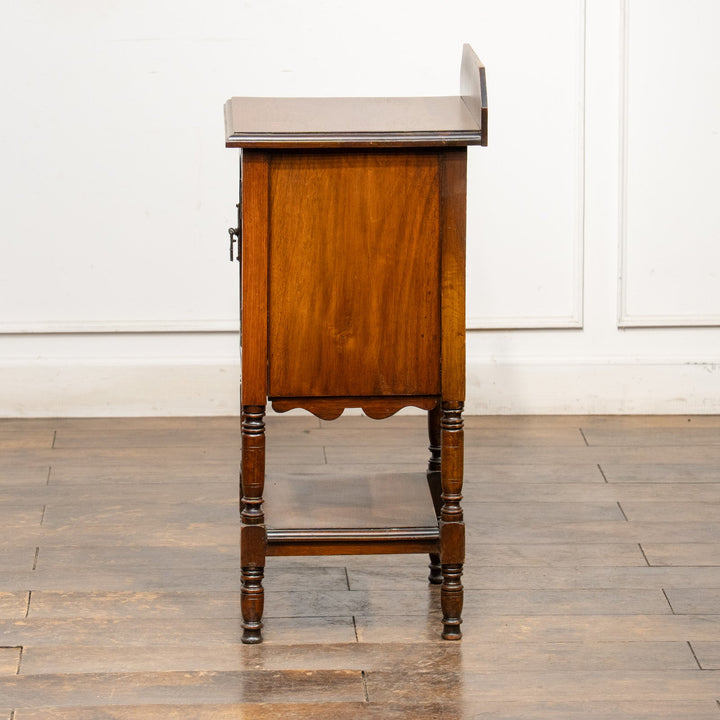 クラシカルで丁寧な浮彫り装飾が目を惹くベッドサイドナイトテーブル /25L