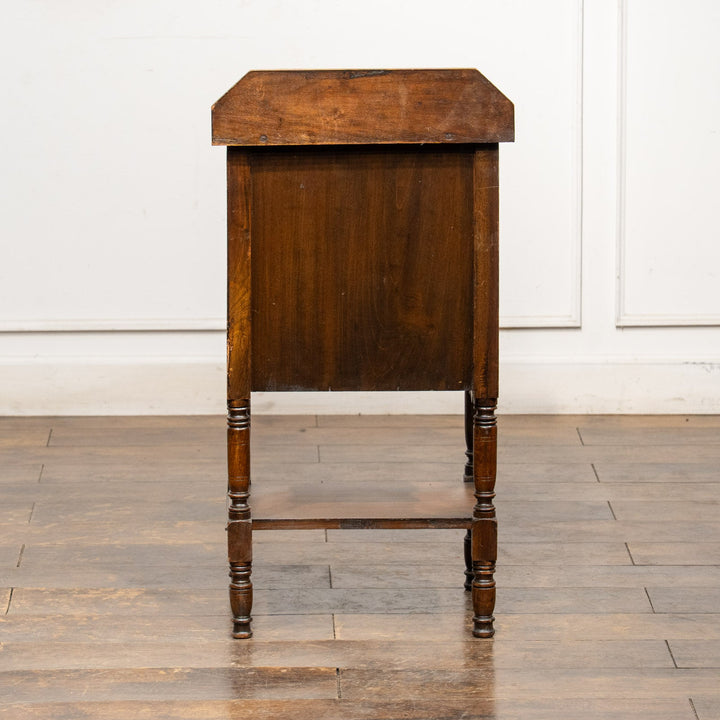 クラシカルで丁寧な浮彫り装飾が目を惹くベッドサイドナイトテーブル /25L