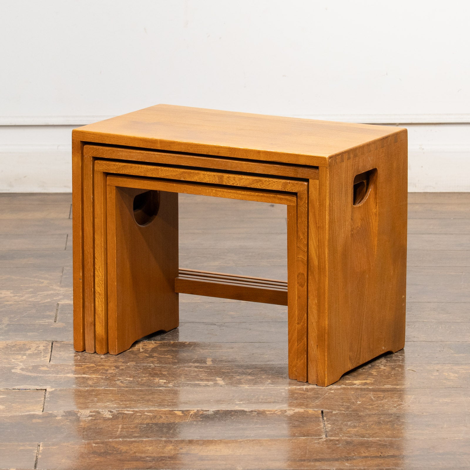 アーコール /ercol 英国ビンテージ ネストテーブル ZR22130 英国【ERCOL アーコール】削り出しのハンドルが特徴的 レアモデル 4段