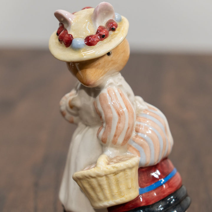 【ROYAL DOULTON ロイヤルドルトン】のばらの村のものがたり デイジー夫人 フィギュリン /25L