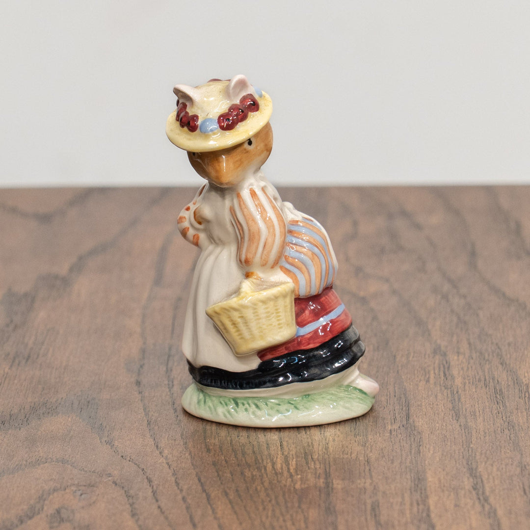 【ROYAL DOULTON ロイヤルドルトン】当時の工場検査済シール付き のばらの村のものがたり デイジー夫人 フィギュリン /25L