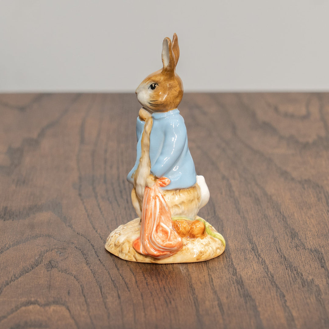 【BESWICK ベスウィック】ピーターラビットと赤色のハンカチ レアモデル フィギュリン /25L
