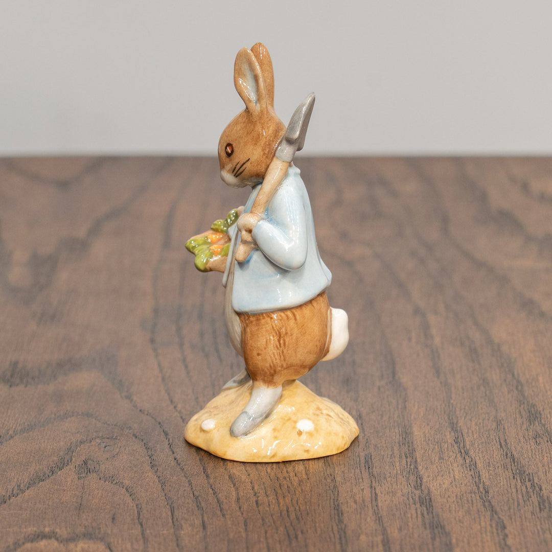 【BESWICK ベスウィック】ガーデニングをするピーターラビット フィギュリン /25L