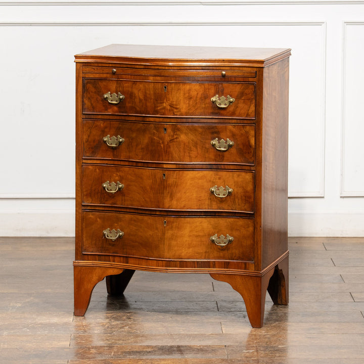 フロントの滑らかなサーペンタインのデザインが目を惹く 4段チェスト /25L