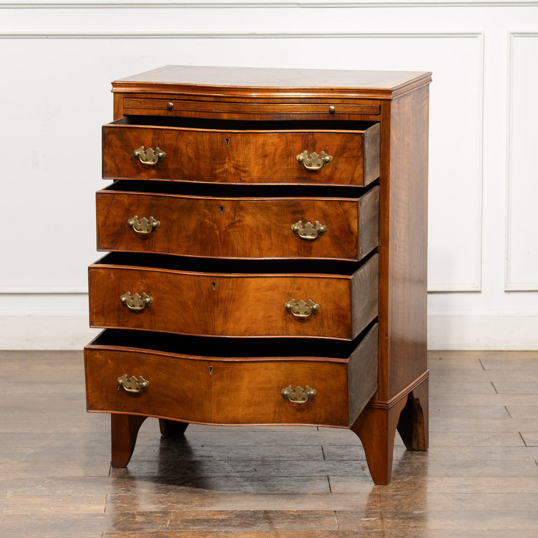 フロントの滑らかなサーペンタインのデザインが目を惹く 4段チェスト /25L