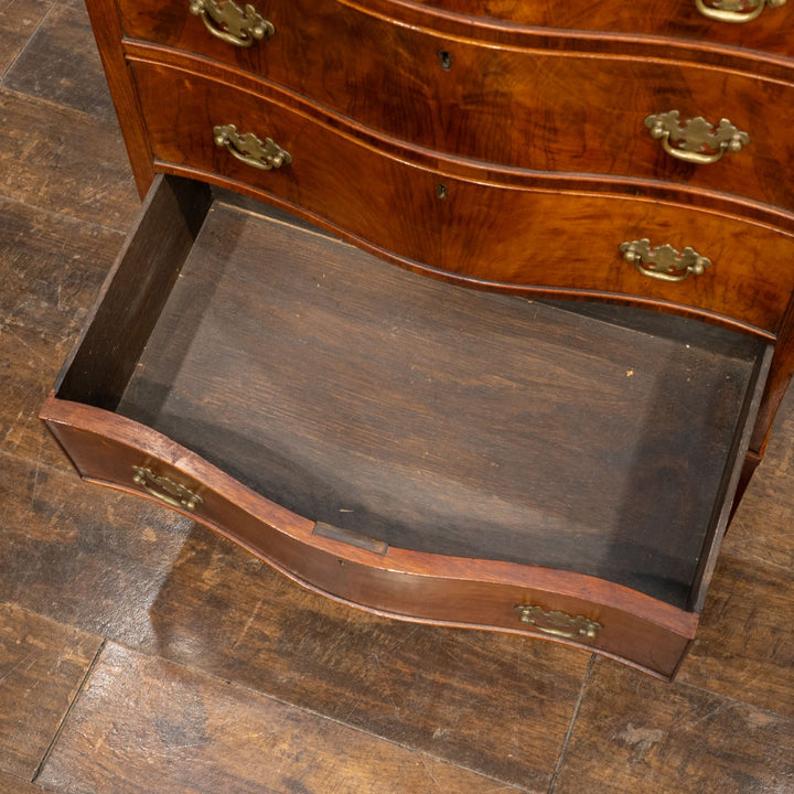 フロントの滑らかなサーペンタインのデザインが目を惹く 4段チェスト /25L