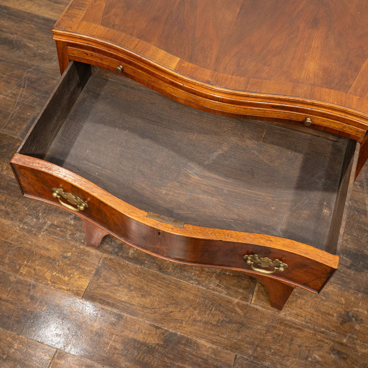 フロントの滑らかなサーペンタインのデザインが目を惹く 4段チェスト /25L