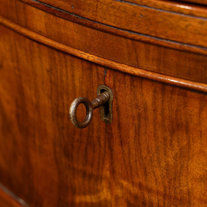 フロントの滑らかなサーペンタインのデザインが目を惹く 4段チェスト /25L