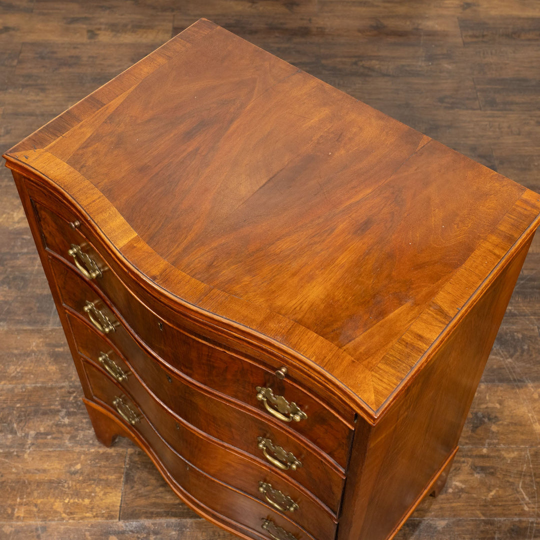 フロントの滑らかなサーペンタインのデザインが目を惹く 4段チェスト /25L