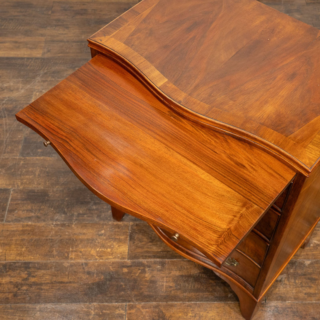 フロントの滑らかなサーペンタインのデザインが目を惹く 4段チェスト /25L