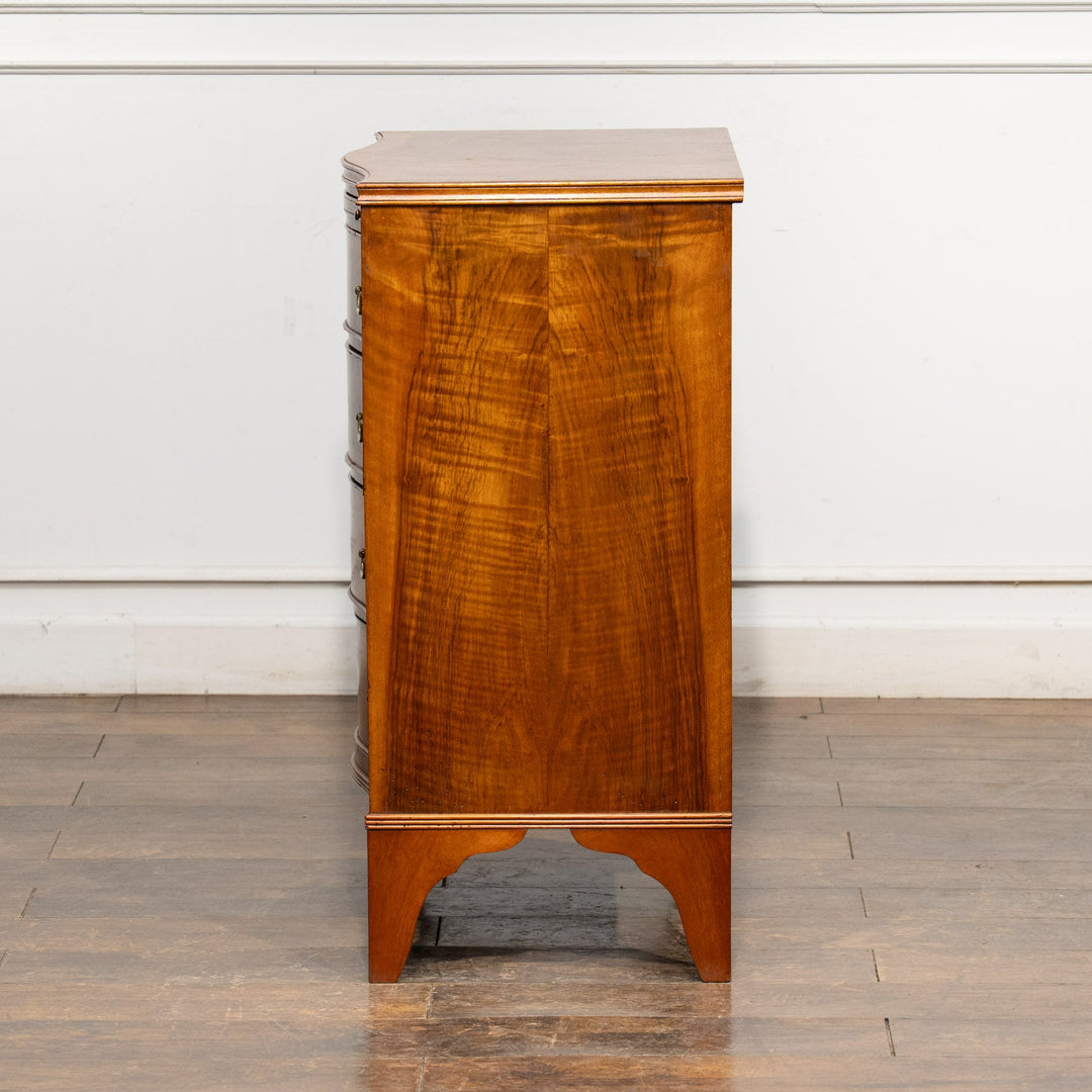 フロントの滑らかなサーペンタインのデザインが目を惹く 4段チェスト /25L