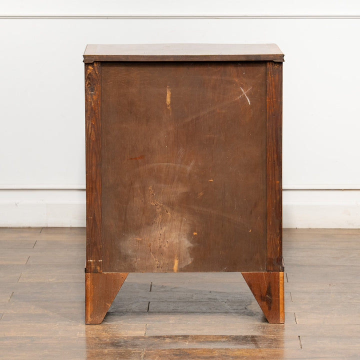 フロントの滑らかなサーペンタインのデザインが目を惹く 4段チェスト /25L