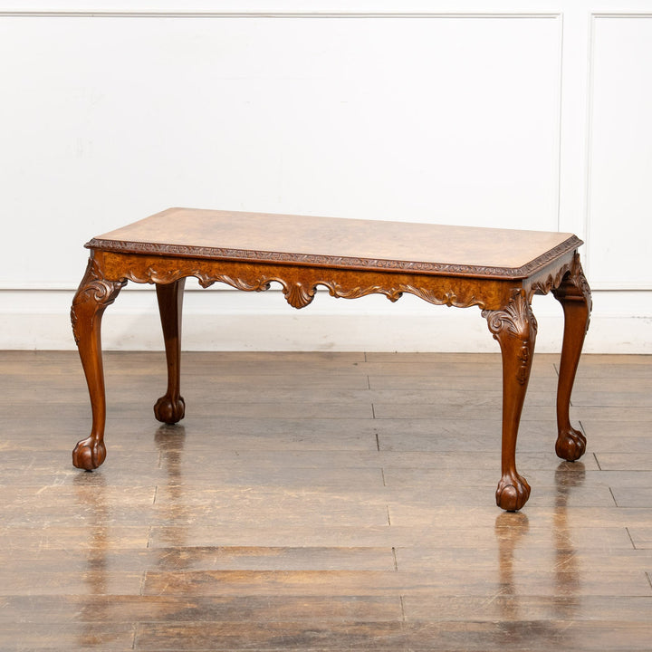 カブリオールレッグの脚先に施されたクロウ&ボールが印象的 コーヒーテーブル /25L