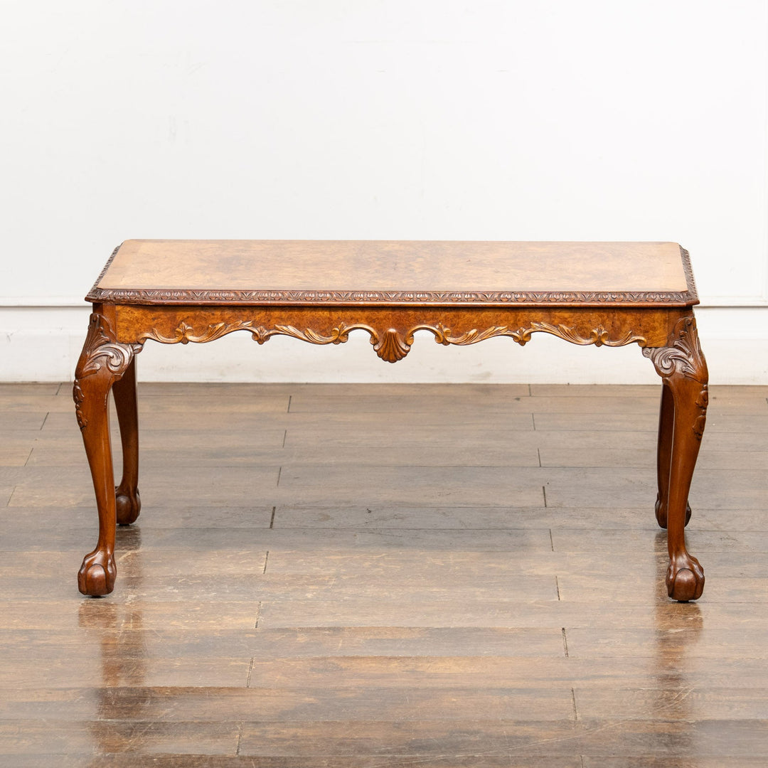 カブリオールレッグの脚先に施されたクロウ&ボールが印象的 コーヒーテーブル /25L