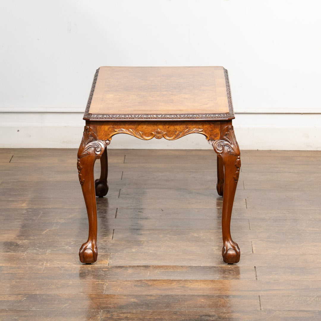 カブリオールレッグの脚先に施されたクロウ&ボールが印象的 コーヒーテーブル /25L