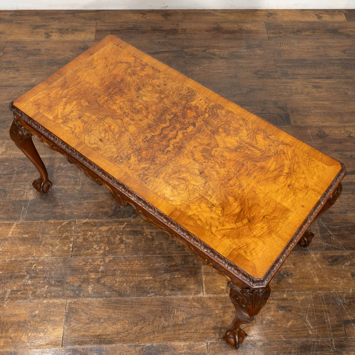 カブリオールレッグの脚先に施されたクロウ&ボールが印象的 コーヒーテーブル /25L