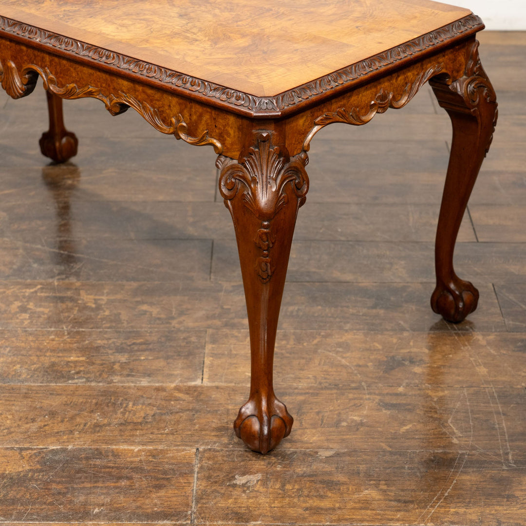 カブリオールレッグの脚先に施されたクロウ&ボールが印象的 コーヒーテーブル /25L