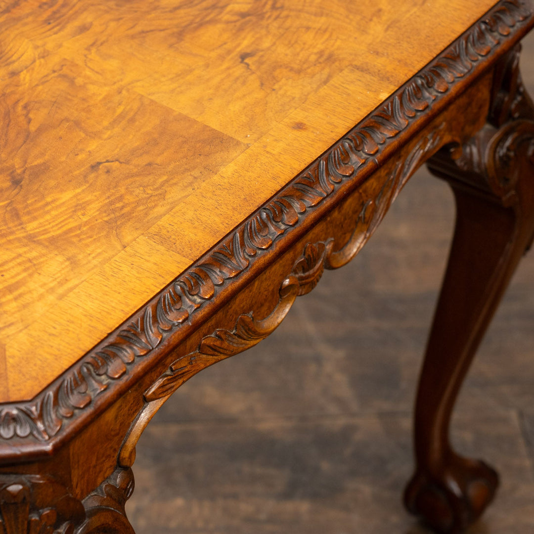 カブリオールレッグの脚先に施されたクロウ&ボールが印象的 コーヒーテーブル /25L