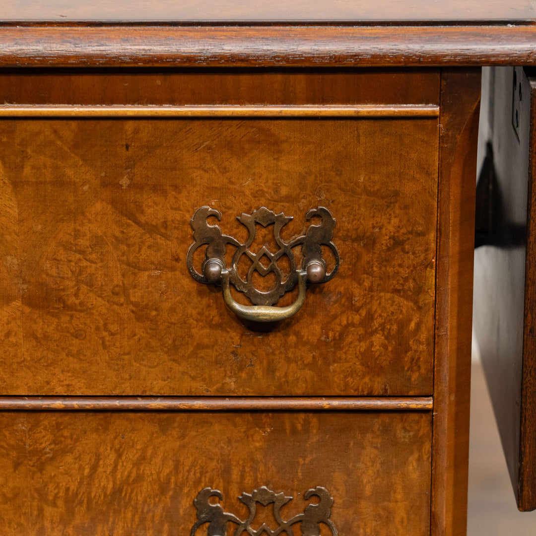 【CAMEO カメオ】優雅なフォルムに便利なドロップリーフ付き ベッドサイドテーブル /26A