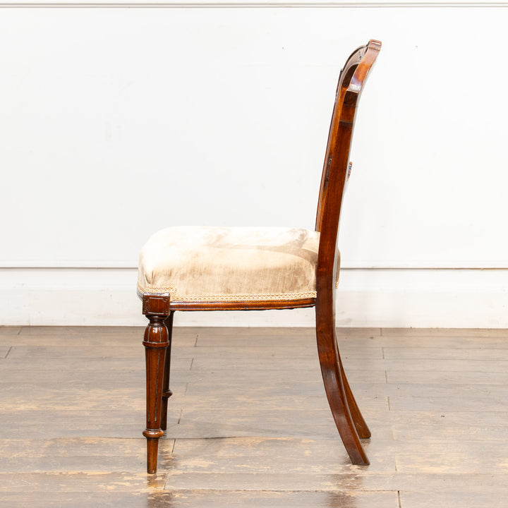 植物の葉などが美しく彫刻された背もたれが上品 ウォールナット バルーンバックチェア /25L-5