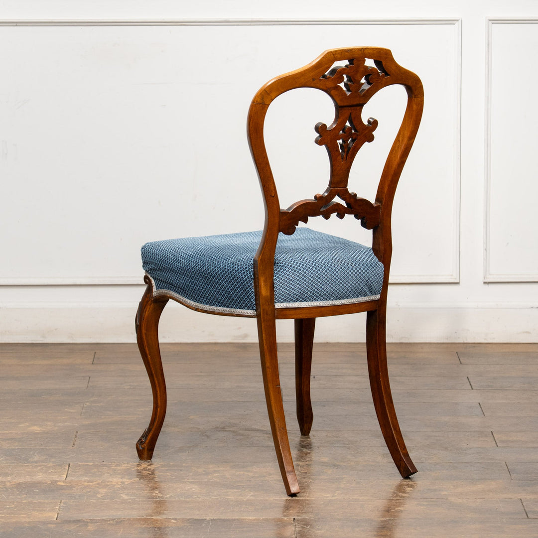 軽やかで優雅なデザインの透かし装飾が目を惹く ウォールナット バルーンバックチェア /25L-3