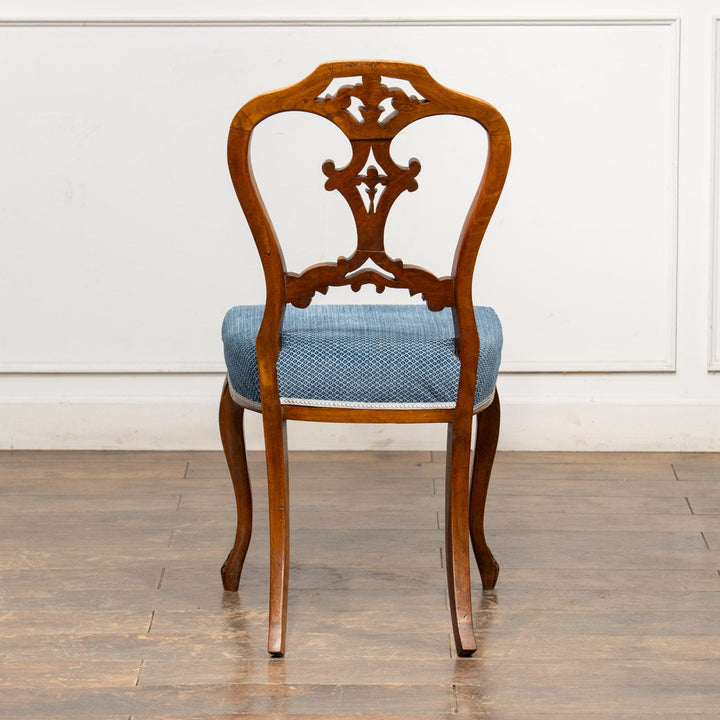 軽やかで優雅なデザインの透かし装飾が目を惹く ウォールナット バルーンバックチェア /25L-3