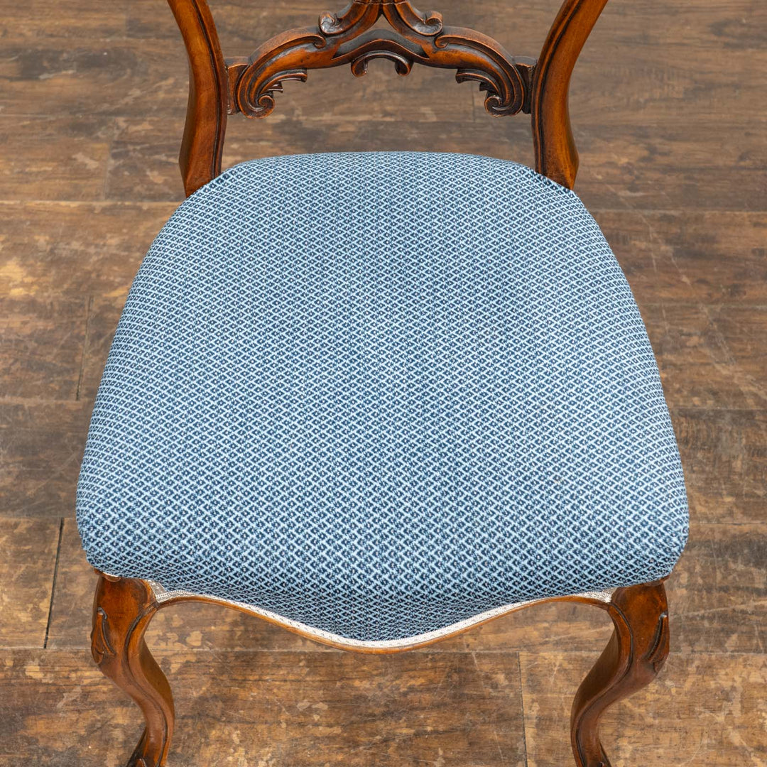 軽やかで優雅なデザインの透かし装飾が目を惹く ウォールナット バルーンバックチェア /25L-3