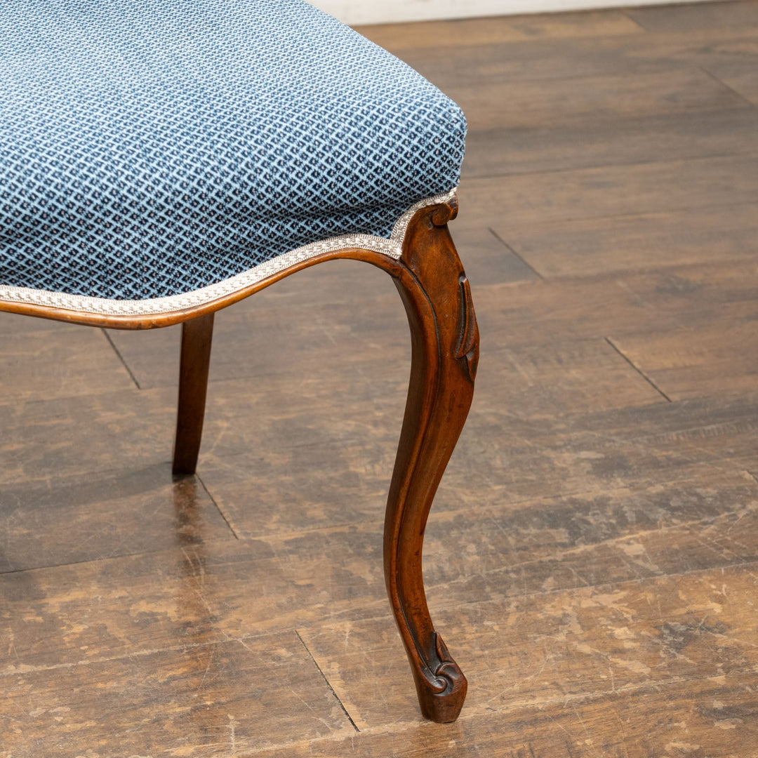 軽やかで優雅なデザインの透かし装飾が目を惹く ウォールナット バルーンバックチェア /25L-3