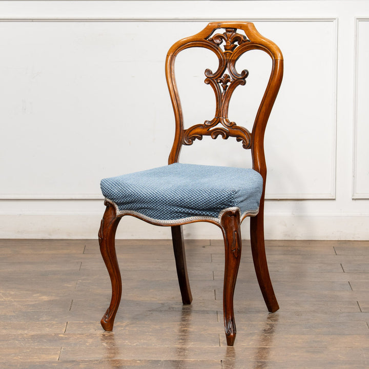 軽やかで優雅なデザインの透かし装飾が目を惹く ウォールナット バルーンバックチェア /25L-4