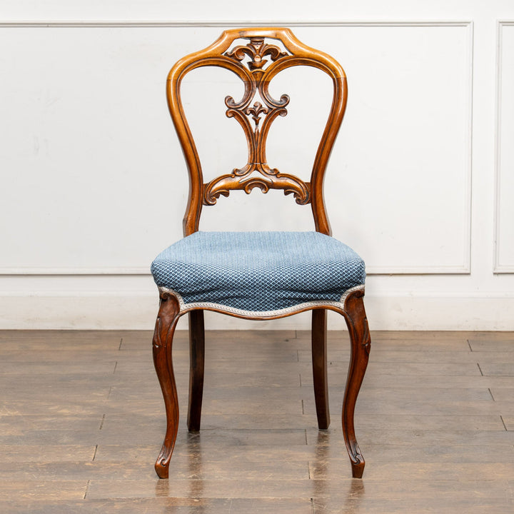 軽やかで優雅なデザインの透かし装飾が目を惹く ウォールナット バルーンバックチェア /25L-4