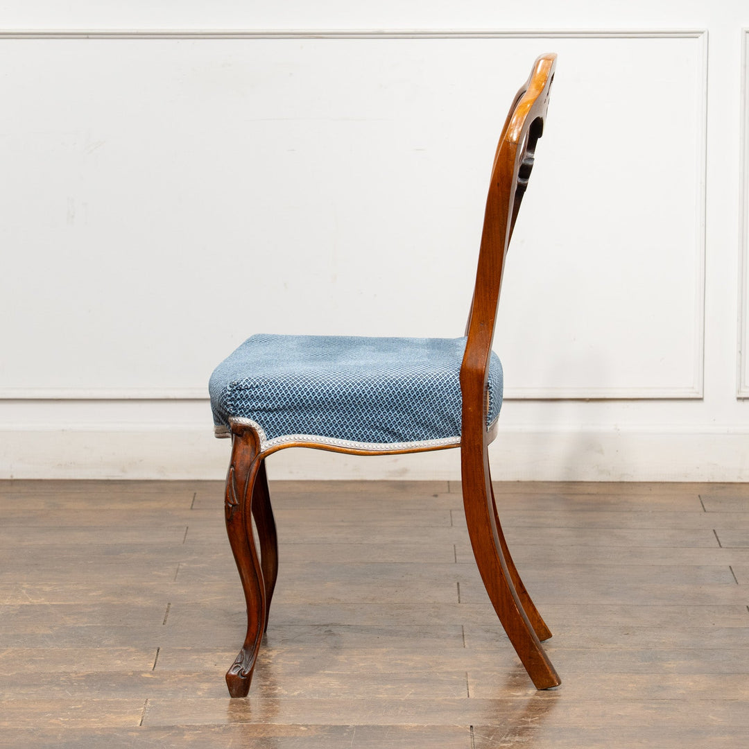 軽やかで優雅なデザインの透かし装飾が目を惹く ウォールナット バルーンバックチェア /25L-4