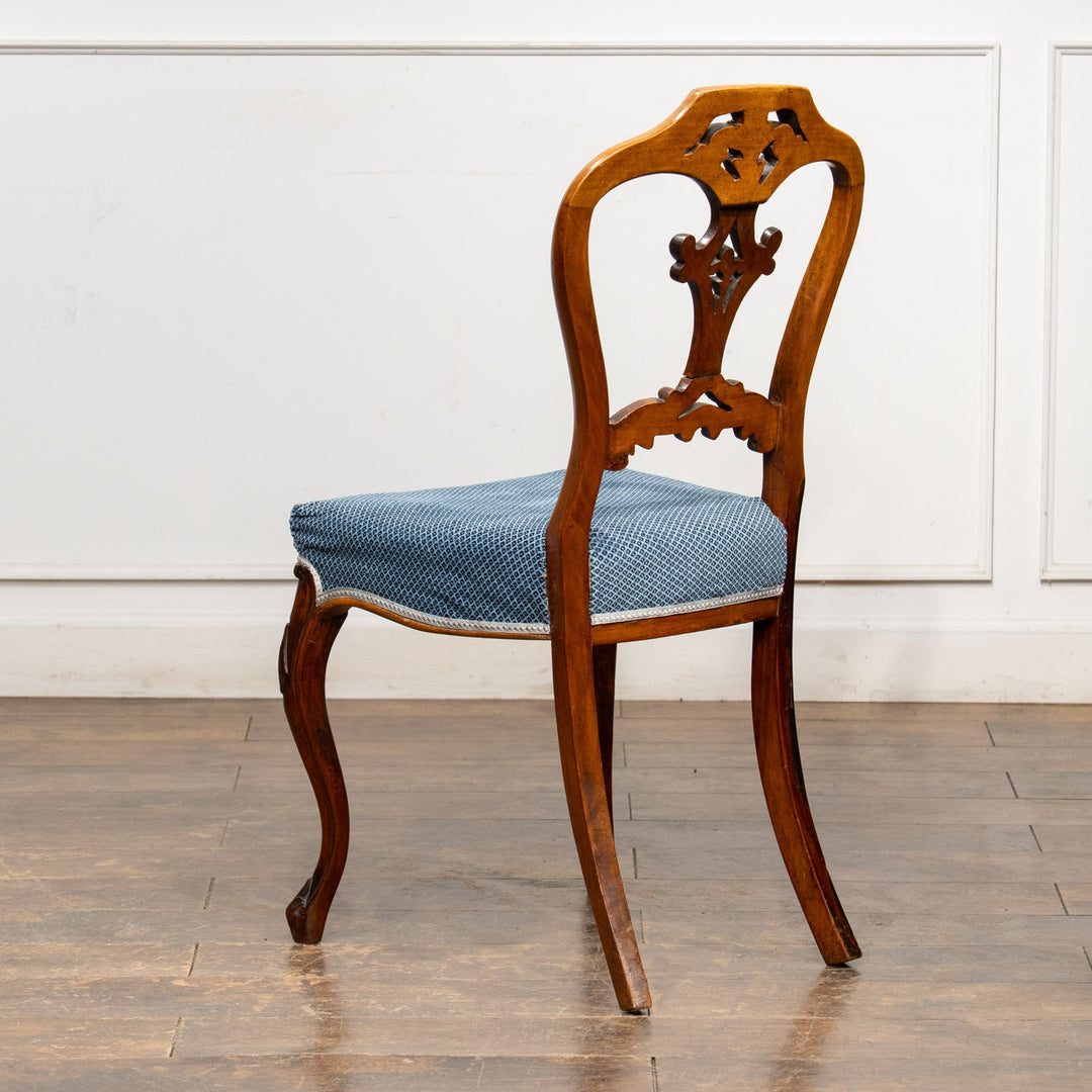 軽やかで優雅なデザインの透かし装飾が目を惹く ウォールナット バルーンバックチェア /25L-4