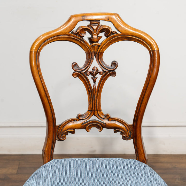 軽やかで優雅なデザインの透かし装飾が目を惹く ウォールナット バルーンバックチェア /25L-4